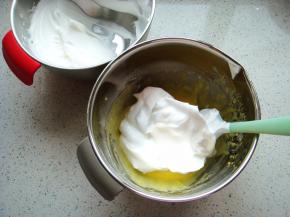 把打好的蛋白分一半倒入蛋黄糊糊里。呈“J”字形翻拌，不可划圈避免消泡。