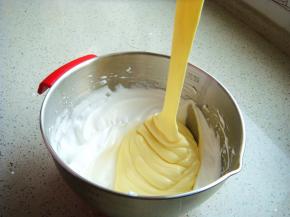 翻拌均匀后倒入剩下的蛋白中继续翻拌均匀。