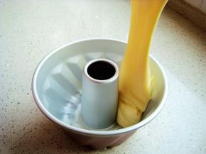 把翻拌好的糊糊倒入屋诺咕咕霍夫6寸蛋糕模具中。