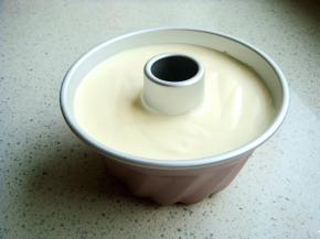 在台面上镇几下，镇出大气泡，用竹签左右“Z”字形划掉小泡泡。