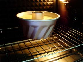 烤箱提前预热：放入中下层，上140度，下130度，烤60分钟。最后15分钟的时候上150度，下140度烘烤上色。