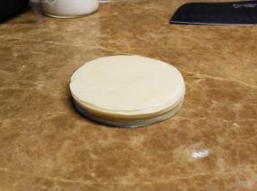 再盖上一张饺子皮，一层皮一层油铺十层