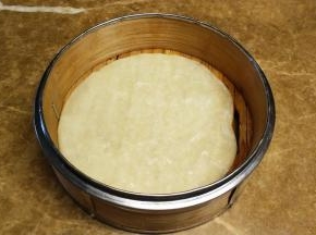 十分钟后拿出蒸笼稍微晾凉不烫手