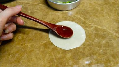 饺子皮一张放案板上，面抹上满油