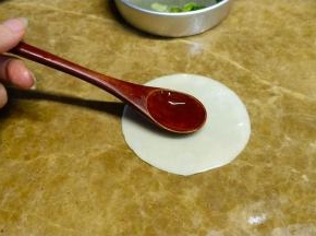 饺子皮一张放案板上，面抹上满油
