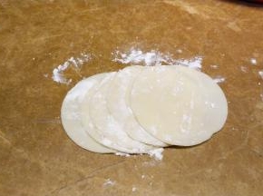 饺子皮放入多一点的面粉