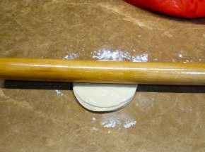 再叠起，用擀面杖擀开