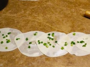 如图放好，放上葱花油