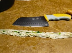 如图，用手拧聚一起