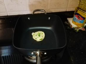 放入不粘锅煎制至金黄色