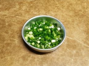 葱切成葱花，放入盐、油拌匀