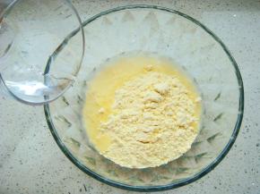 面粉里加入水。