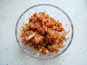 馅料：葱姜切碎末与肉末倒入碗中，加入生抽、酱油、盐、胡椒粉、香油搅拌均匀。