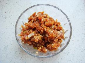 馅料：葱姜切碎末与肉末倒入碗中，加入生抽、酱油、盐、胡椒粉、香油搅拌均匀。