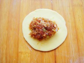 小剂子擀圆面片，放入馅料。