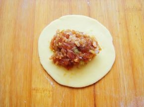 小剂子擀圆面片，放入馅料。