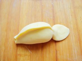 鱼尾处用筷子夹一下按扁。