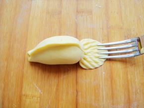 用小叉子压出纹路。