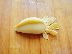 面片上切几刀把面片翻转一下鱼尾更立体。