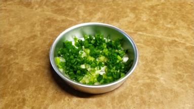 葱洗干净沥干水分切成葱花，放入盐、油拌匀