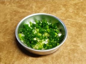 葱洗干净沥干水分切成葱花，放入盐、油拌匀
