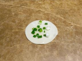 一张饺子皮上放入葱花油