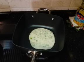 放入不粘锅煎至金黄