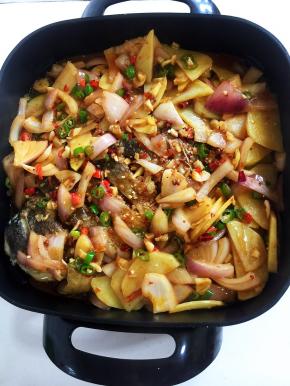 把煮开的配菜连汤汁儿一起倒进多功能电热锅中。