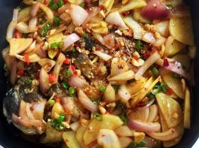 把煮开的配菜连汤汁儿一起倒进多功能电热锅中。