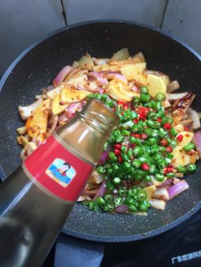 放入两勺蚝油。