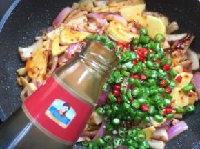 放入两勺蚝油。