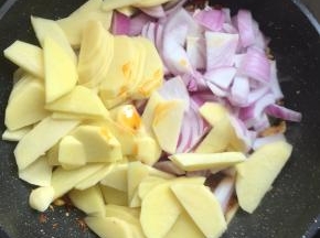 放入洋葱和土豆翻炒片刻。