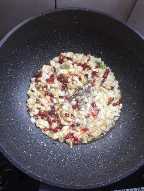 另起一个锅烧热倒入适量的油，放入蒜瓣，生姜，花椒，干辣椒爆香。