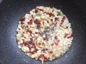 另起一个锅烧热倒入适量的油，放入蒜瓣，生姜，花椒，干辣椒爆香。