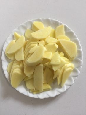 土豆削皮洗净切成片备用。