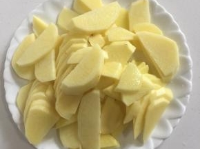 土豆削皮洗净切成片备用。