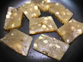 切片后放入平底锅里油煎