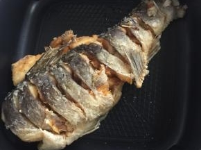 炸好的鱼捞出放在多功能电热锅中备用。（没有多功能电热锅的也可以直接放在比较深的盘子里哦！）