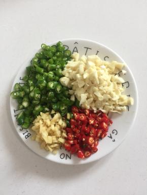 青尖椒和红尖椒洗净切成圈儿，蒜瓣剁碎，生姜切成小丁备用。