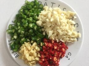 青尖椒和红尖椒洗净切成圈儿，蒜瓣剁碎，生姜切成小丁备用。