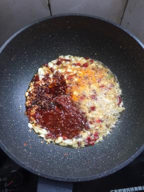 加入两勺郫县豆瓣酱和三勺自制辣椒油。