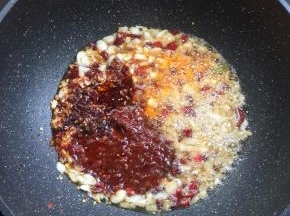 加入两勺郫县豆瓣酱和三勺自制辣椒油。