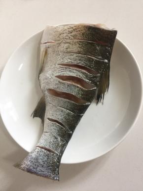 草鱼去掉头部，处理好以后，再鱼身上斜画几刀，均匀的涂抹盐腌制30分钟。（鱼可以选草鱼，鲢鱼，鲫鱼，随你喜欢。鱼头可以拿来炖汤或者做剁椒蒸鱼头都很美味哦！）