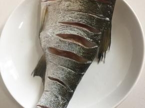 草鱼去掉头部，处理好以后，再鱼身上斜画几刀，均匀的涂抹盐腌制30分钟。（鱼可以选草鱼，鲢鱼，鲫鱼，随你喜欢。鱼头可以拿来炖汤或者做剁椒蒸鱼头都很美味哦！）