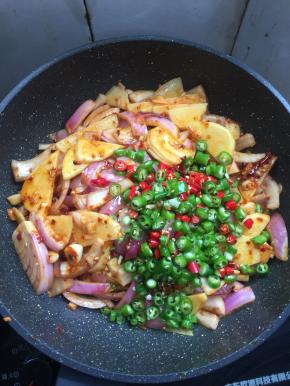 放入切好的红尖椒和青尖椒圈。（记得要预留一点点哦，一会儿装饰用。）