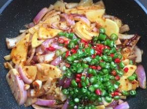 放入切好的红尖椒和青尖椒圈。（记得要预留一点点哦，一会儿装饰用。）