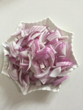 洋葱洗净切成条状备用。