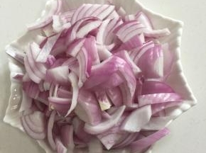 洋葱洗净切成条状备用。