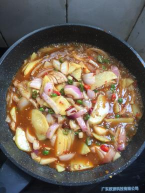 加入适量的水。（水不要太多，刚好淹没住配菜即可。）