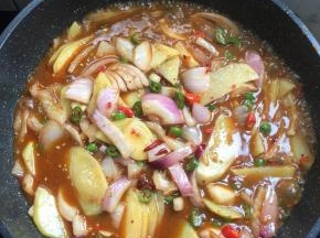 加入适量的水。（水不要太多，刚好淹没住配菜即可。）